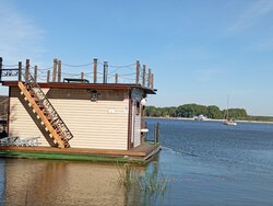 Плавучий домик с парной