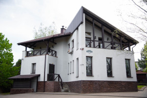 Дом с сауной, бассейном и бильярдом